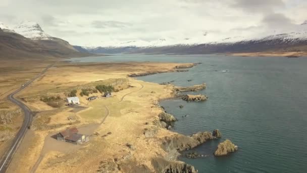 Snow Capped Mountains Näköala Rocky Sea Cliffsille Islannissa — kuvapankkivideo