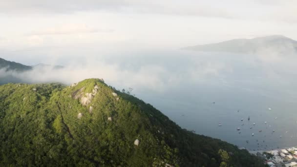 Drönare Panorera Molnig Topp Tropisk Skog Berg Sommardag Med Havet — Stockvideo