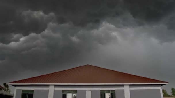 Time Lapse Dark Menacing Storm Rolling Sky Single Building — Vídeo de Stock
