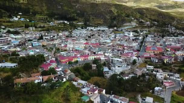 厄瓜多尔Alaus山城上空的空中飞行 — 图库视频影像