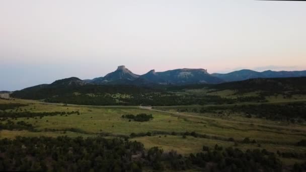 Панорамный Вид Дрона Над Сельской Местностью Колорадо Впечатляющим Горным Хребтом — стоковое видео