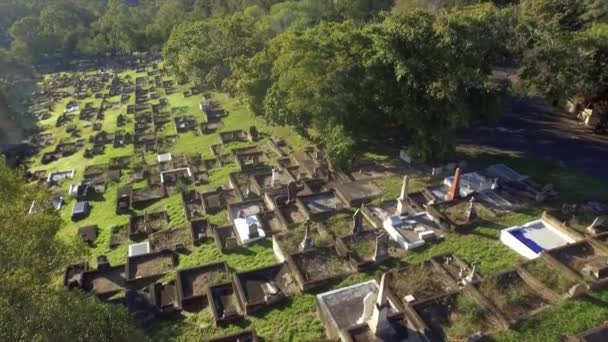 空降无人驾驶飞机在墓地上空盘旋以揭示破碎的坟墓 — 图库视频影像