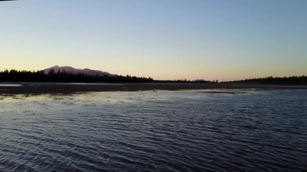 Беспилотник Выстрелил Над Озером Вентуре Южной Калифорнии Время Заката Горой — стоковое видео