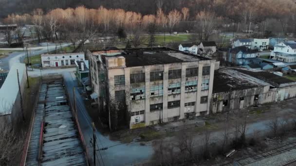 Strzał Drona Paralaksowego Opuszczonego Budynku Budynek Znajduje Się Mieście Ronceverte — Wideo stockowe