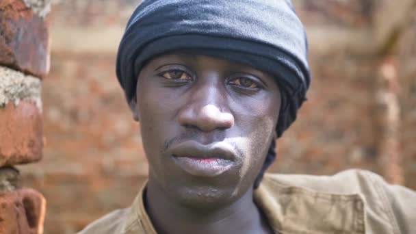Apretado Primer Plano Joven Gángster Africano Con Una Banda Cabeza — Vídeo de stock