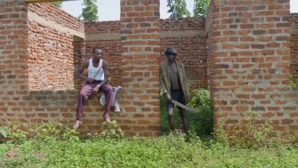 Deux Jeunes Gangsters Africains Armés Dans Bâtiment Inachevé Afrique Rurale — Video