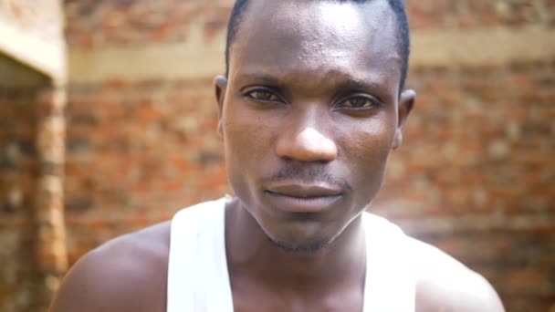 一个相貌卑劣的年轻非洲匪帮的特写镜头 — 图库视频影像