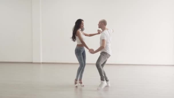 Beautiful Caucasian Couple Practicing Latin Dance Moves Dancing Studio — ストック動画