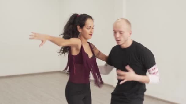 Beautiful Caucasian Couple Practicing Latin Dance Moves Dancing Studio — ストック動画
