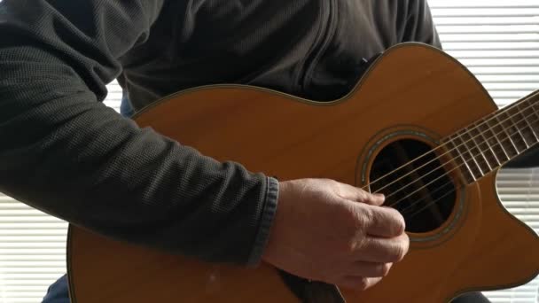 Homem Idoso Dedo Pegando Uma Guitarra Acústica Sentado Banquinho — Vídeo de Stock