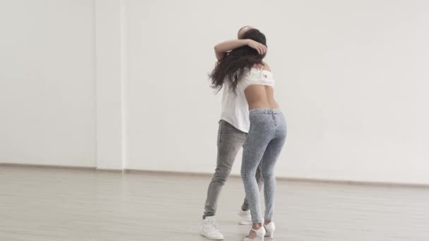 Hermosa Pareja Caucásica Practicando Movimientos Baile Latino Dancing Studio — Vídeo de stock