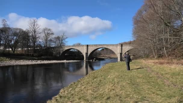 Potarch Bridge Dame Neemt Foto Helder Voorjaar Zon — Stockvideo