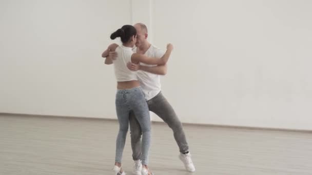 美しい白人夫婦がダンススタジオでラテンダンスの動きを練習3 — ストック動画