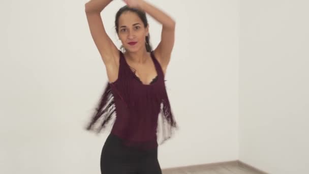 Hermosa Hembra Caucásica Practicando Movimientos Baile Latino Dancing Studio — Vídeo de stock