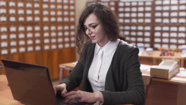 Lachende Vrouwelijke Studenten Haar Laptop Aan Een Houten Bureau Bibliotheek — Stockvideo