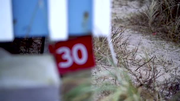 Дверной Знак Номер Сфокусированный Доме Датском Пляже Замедленное Движение — стоковое видео