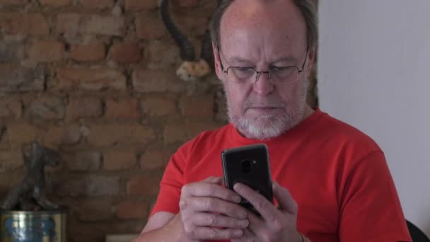 Middle Aged Man Grey Beard Texting His Cell Phone — ストック動画