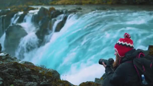 Photographer Woman Midfoss Falls Iceland Spring Blue Water Resolution — Stock Video