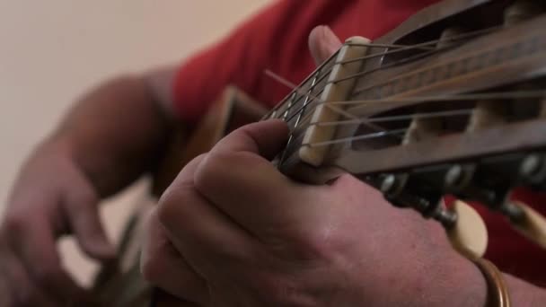 Крупный План Музыканта Играющего Классической Гитаре — стоковое видео