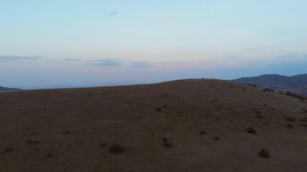 Zonsondergang Heuvels Van Noord Kenia Met Mensen Die Het Uitzicht — Stockvideo