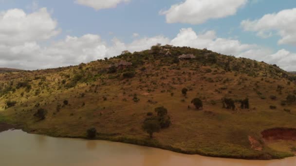 Resort Junto Lago Una Conservación Del Norte Kenia Disparos Aéreos — Vídeos de Stock