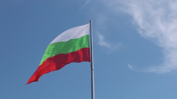 Βουλγαρική Σημαία Κυματίζει Στον Αέρα Κατά Διάρκεια Της Ηλιόλουστης Ημέρας — Αρχείο Βίντεο