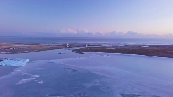 冰湖日落空中飞越冰原 展望冰岛冬季海滩 — 图库视频影像