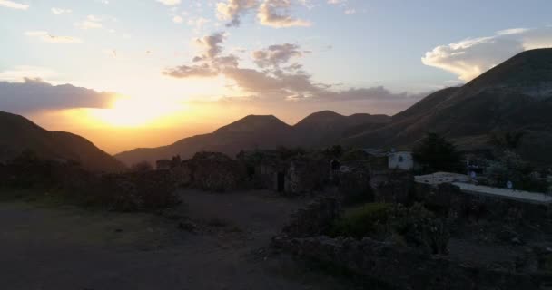 墨西哥San Luis Potosi Real Catorce鬼城和群山的空中无人驾驶飞机在日落时分拍摄废墟 — 图库视频影像