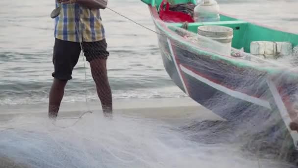 Slow Motion Unidentified Indian Fisherman Preparing Net Boat Fort Kochi — Stockvideo