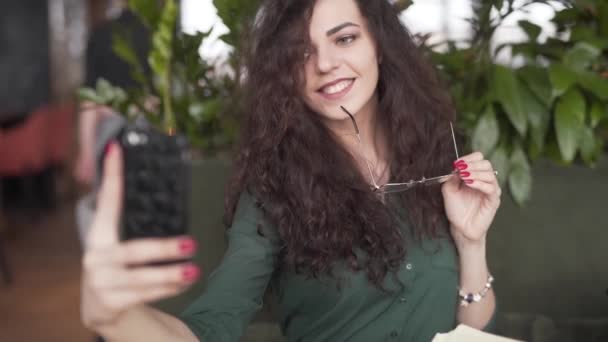 Piękna Młoda Kobieta Robi Sobie Selfie Pozując Okularami Kawiarni — Wideo stockowe