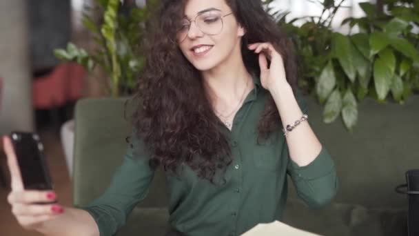 Piękna Młoda Kobieta Bawi Się Kręconymi Włosami Robi Sobie Selfie — Wideo stockowe
