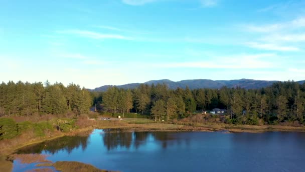 Drohne Fliegt Über Den Floras Lake Langlois Oregon Hintergrund Aufsteigende — Stockvideo