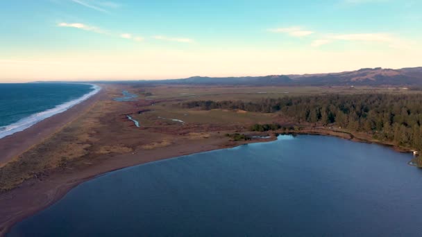 Drone Flying High Floras Lake Southern Oregon Showing New River — Stok video