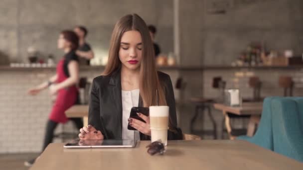 Beautiful Young Female Sitting Table Coffee Shop Looking Smartphone Typing — Αρχείο Βίντεο