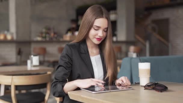 Gyönyörű Női Vállalkozó Boldogan Használja Érintőképernyős Tablettát Miközben Egy Asztalnál — Stock videók