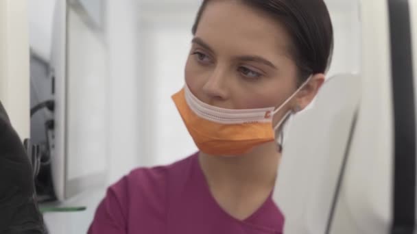 Žena Zubní Lékař Moderní Zubní Kliniky Úřadu Maskou Její Ústa — Stock video
