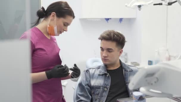 Jonge Vrouwelijke Tandarts Met Handschoenen Handen Verklaringen Procedure Behandeling Van — Stockvideo