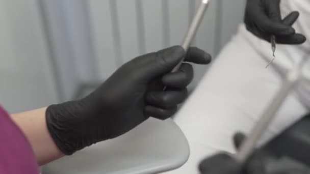 Médico Dental Con Guantes Negros Las Manos Toma Sondas Hoz — Vídeo de stock