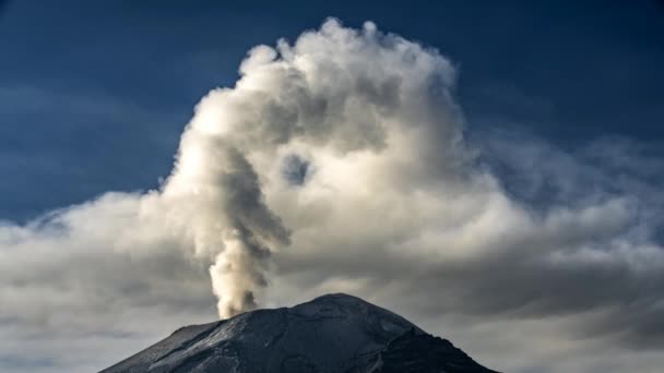 Дым Выходящий Вулкана Замедленной Съемке — стоковое видео