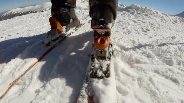 Lambat Gerak Menutup Dari Belakang Meletakkan Boot Pada Ski — Stok Video