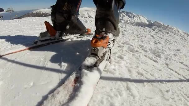 Langzame Beweging Close Van Achterkant Het Zetten Van Boot Ski — Stockvideo