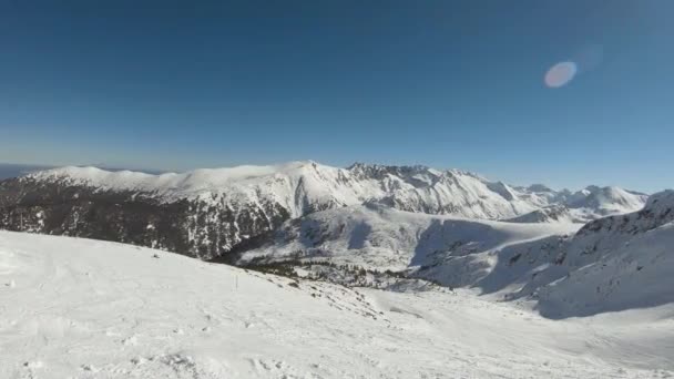 Obzor Hor Pokrytý Sněhem Lyžařskými Tratěmi — Stock video