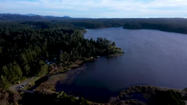 Aeronáutica Floras Lake Oregon Perto Langlois Drone Inclinando Enquanto Voa — Vídeo de Stock