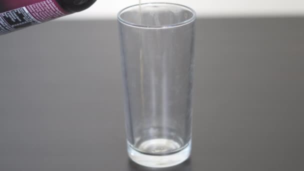 Temiz Bir Bardağı Gazozla Dolduruyorum — Stok video