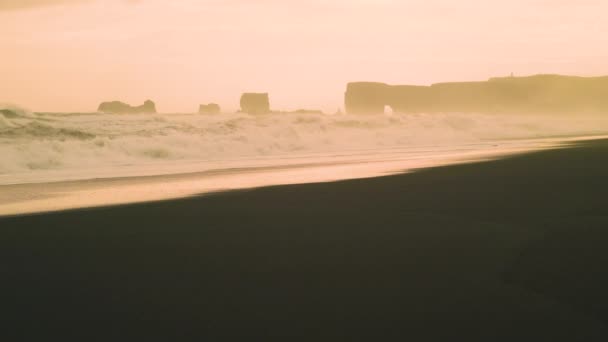 Spiaggia Reynisfjara Onde Meteorologiche Violente Che Infrangono Sulla Sabbia Nera — Video Stock