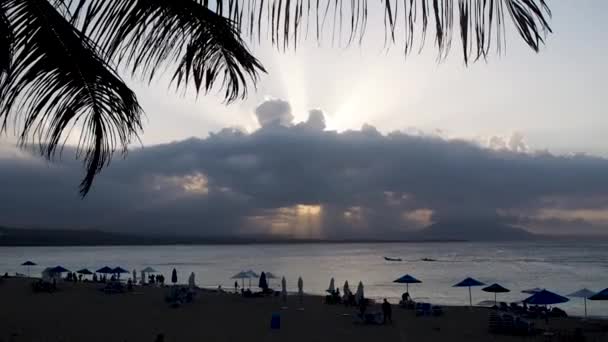 Zachód Słońca Chmurami Plaży Lekkimi Rozbłyskami — Wideo stockowe