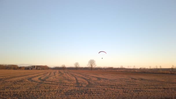 Parapente Com Paraquedas Voa Para Céu Seguida Terras Trike Nos — Vídeo de Stock
