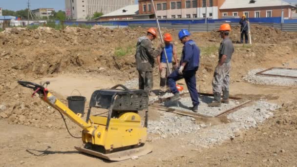 Formano Lavoratori Lavorano Sulla Disposizione Delle Fondazioni Cantiere Lavoratore Passa — Video Stock