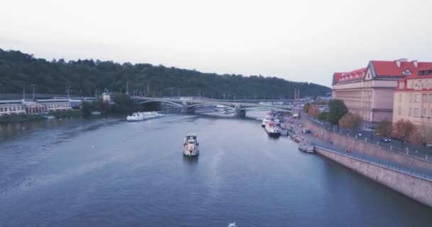 Sartén Aérea Sobre Río Moldava Praga República Checa Barcos Turísticos — Vídeos de Stock