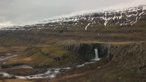 Vízesés Ömlött Buja Snow Capped Valley Izlandon — Stock videók